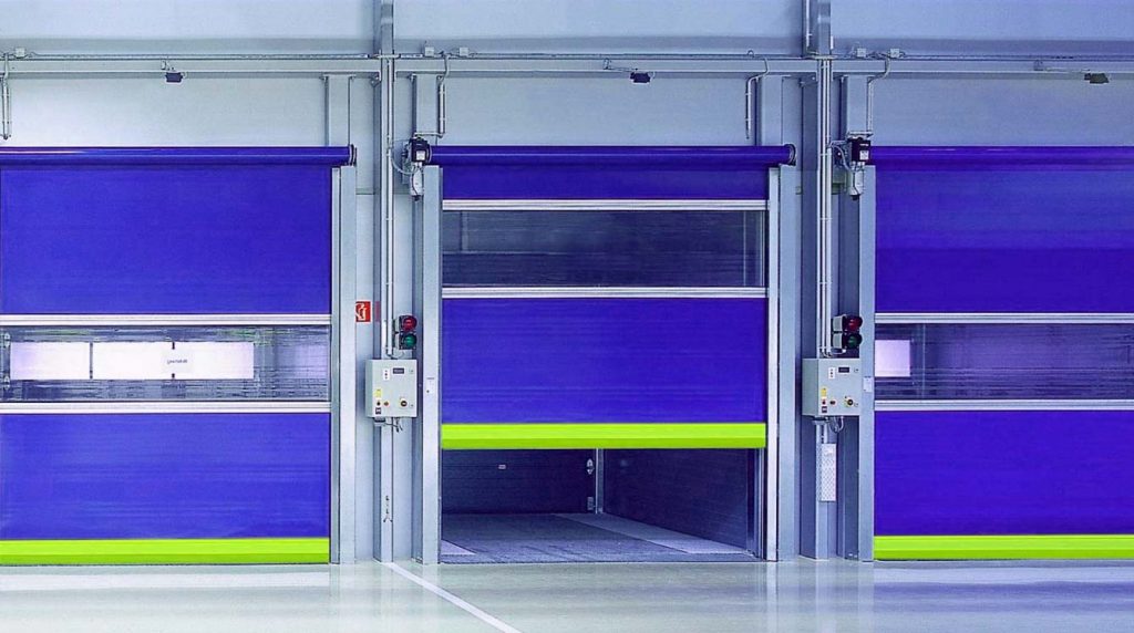 Puertas rápidas enrollables en un almacén