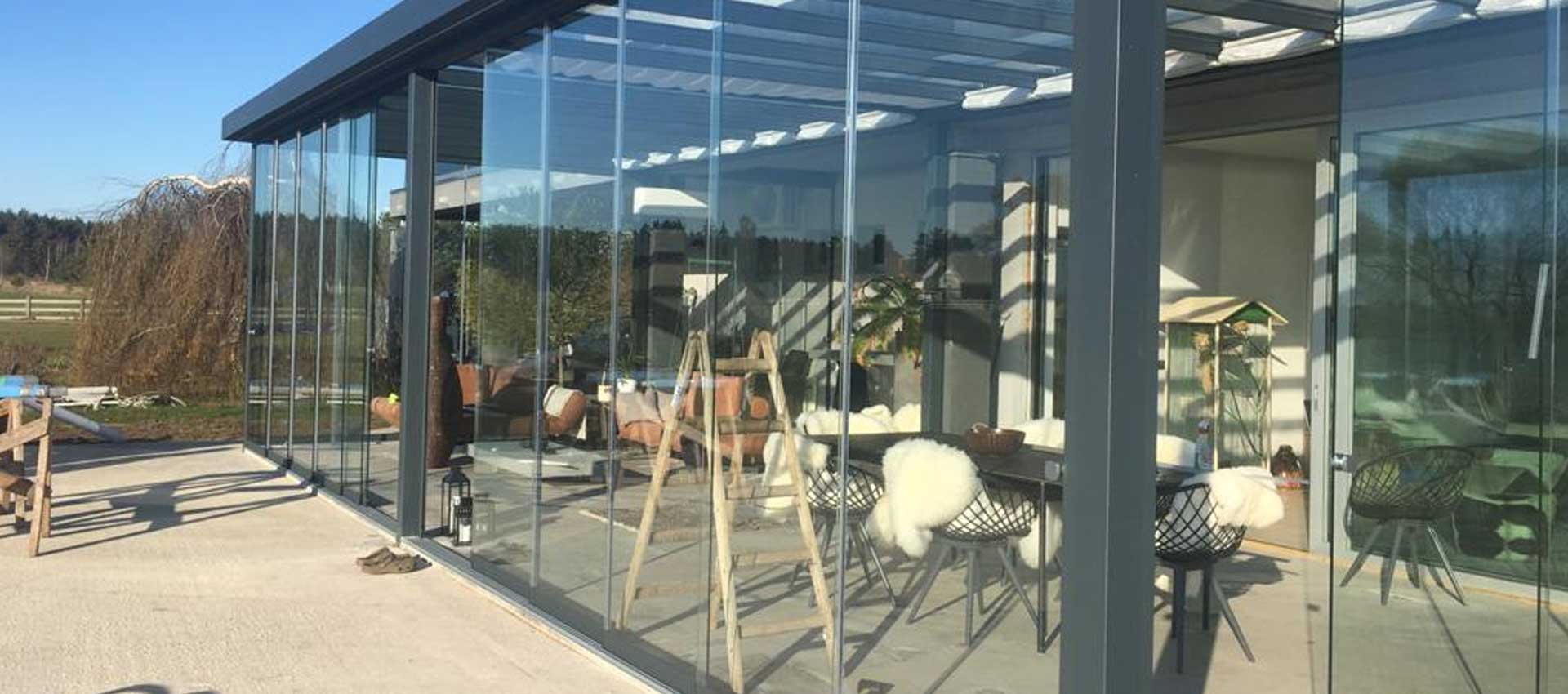 Cortinas de cristal cerrando una terraza con vistas en Málaga