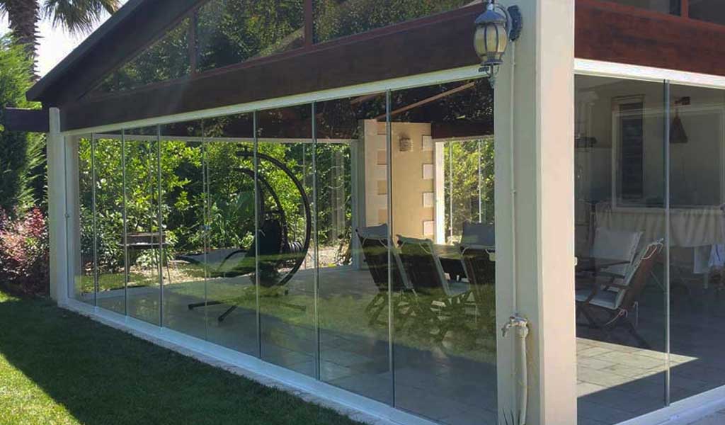 Instalación de cortinas de cristal en una terraza de Málaga