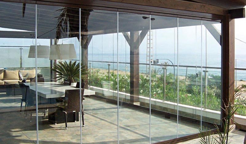 Terraza cerrada con cortinas de cristal en Málaga