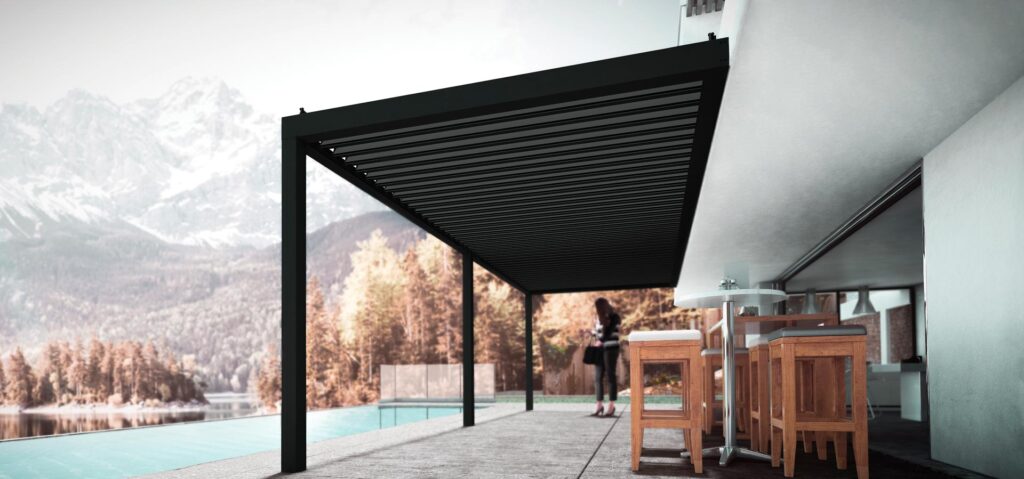 Pérgola bioclimática con lamas orientables sobre una terraza