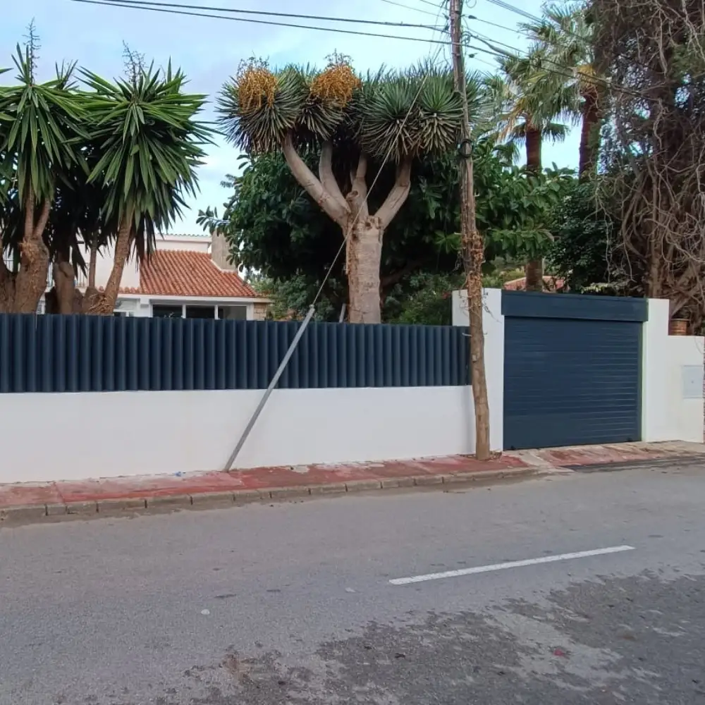 Puerta corredera de lamas gris antracita en una vivienda de Málaga