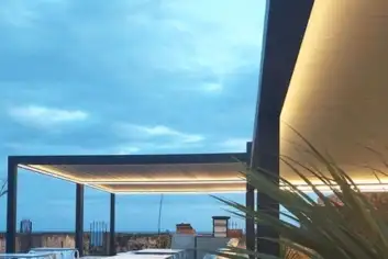 Pérgola bioclimática de Halo Doors