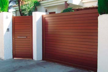 Puerta de garaje corredera de aluminio en Málaga