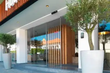 Puerta automática de cristal para comercio en Málaga