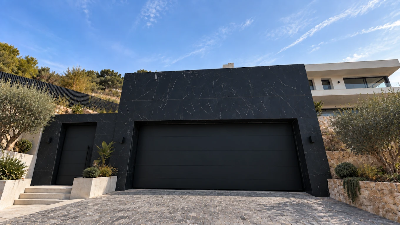 Puerta de garaje seccional negra en una vivienda moderna de Málaga
